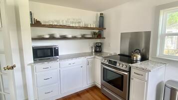 KĂŒhlschrank, Mikrowelle, Ofen, Herdplatte