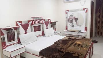 Double Room | Laptop workspace, free WiFi