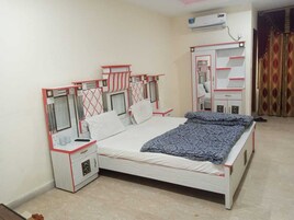 Double Room | Laptop workspace, free WiFi