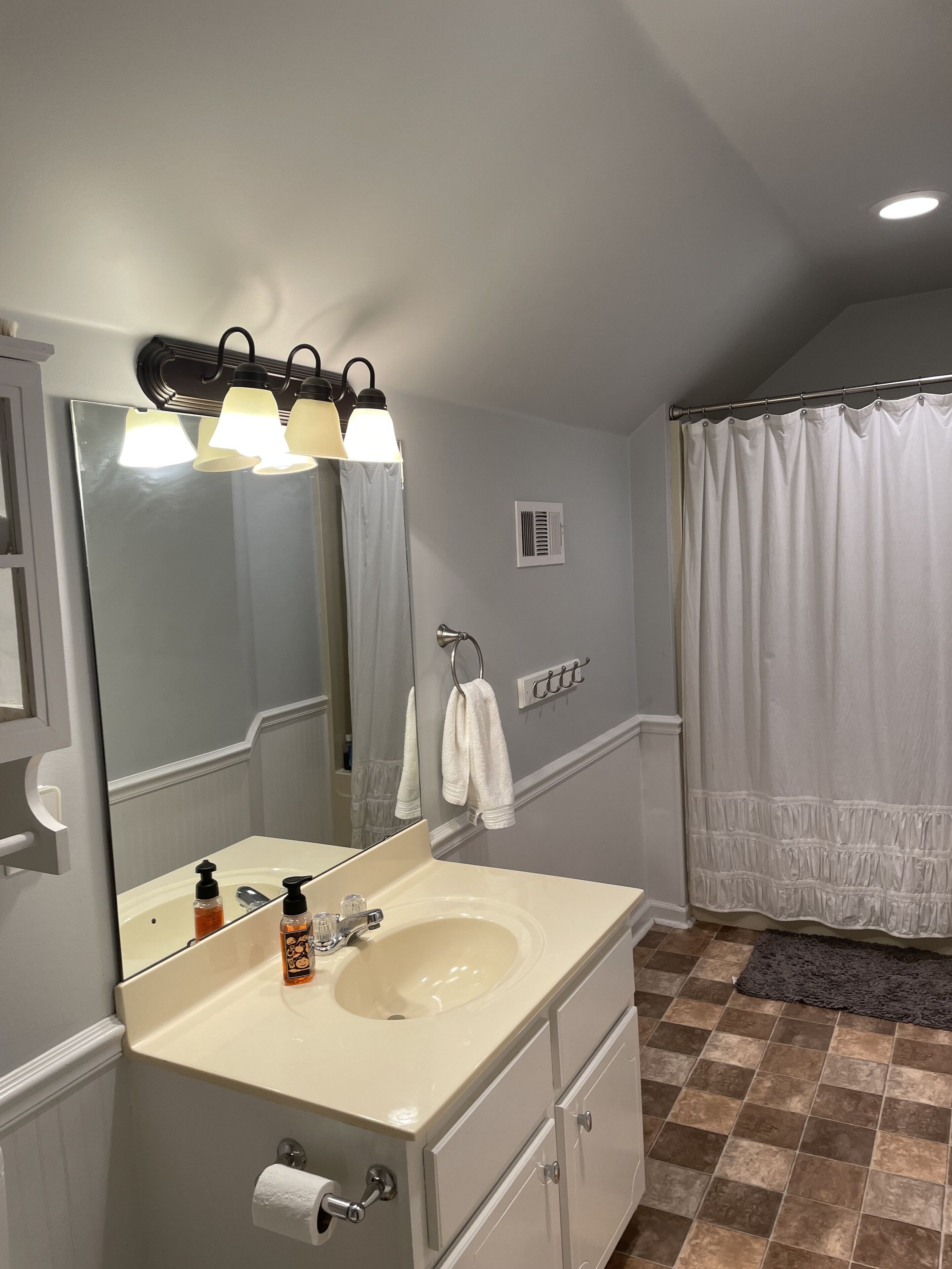 Charming home in a quiet, established neighborhood - 5 min to campus