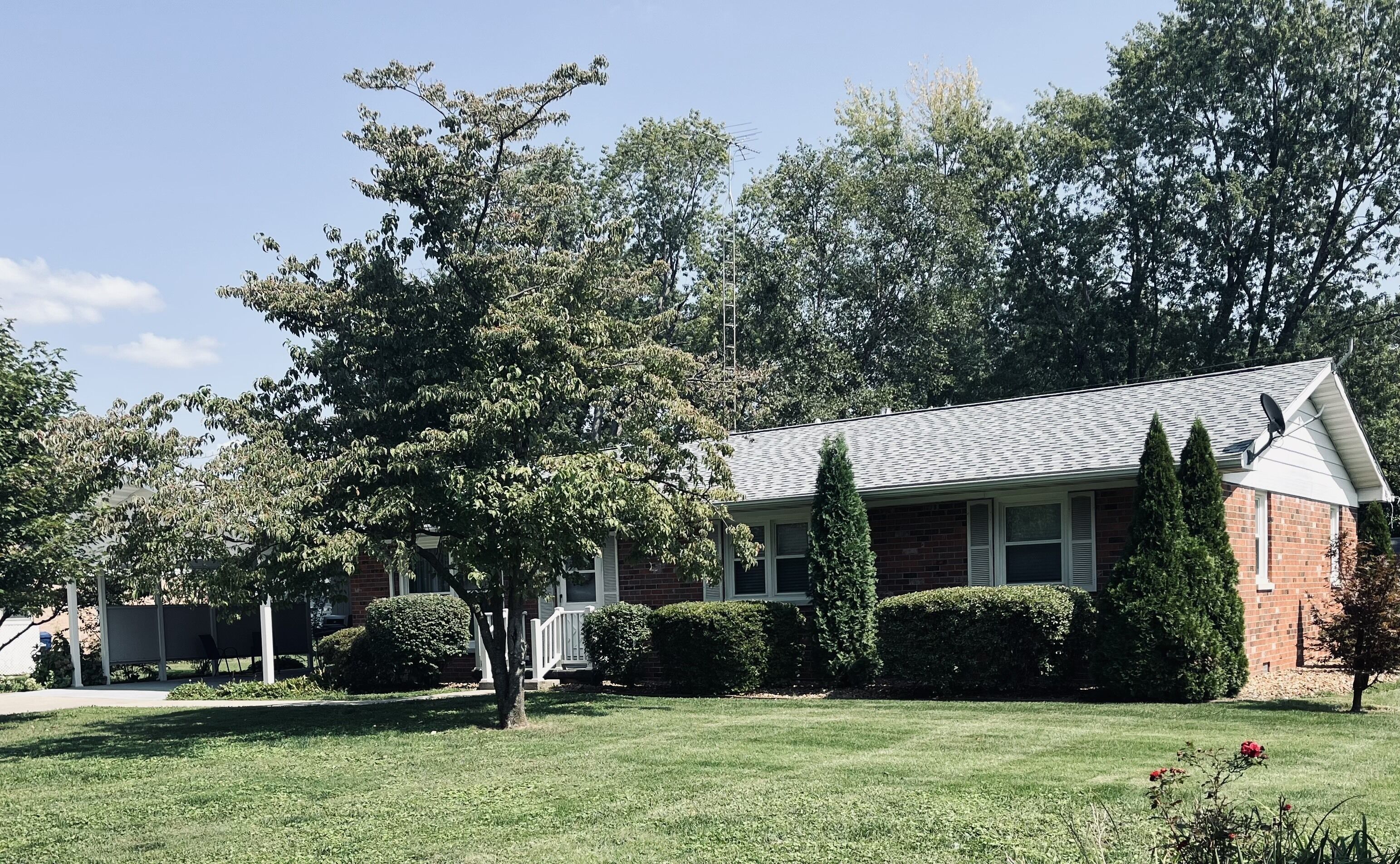 Carmi’s Casa - 3 Bedroom / 2 Bathroom Ranch