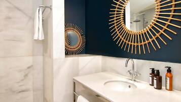 Een douche, een haardroger, handdoeken