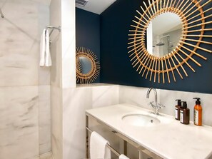 Douche, sèche-cheveux, serviettes fournies