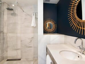 Shower, hair dryer, towels