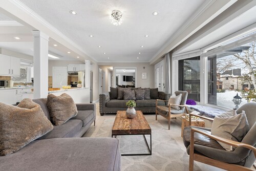 Comfortable 3 Bedroom / 2 Bathroom Bungalow in heart of Richmond Hill/ sleep 6