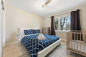 3 chambres, bureau, fer et planche à repasser, lit de bébé portatif