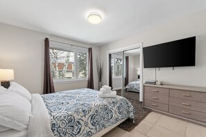 3 habitaciones, tabla de planchar con plancha y cuna de viaje