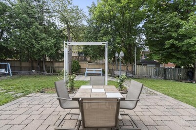 3 BED/2 BATH cozy BUNGALOW in prestigious neighborhood of Richmond Hill- sleep 6
