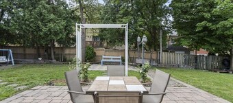 3 BED/2 BATH cozy BUNGALOW in prestigious neighborhood of Richmond Hill- sleep 6