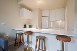 Coffee/tea maker, fridge, microwave, oven
