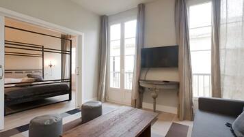 2 bedrooms, iron/ironing board, internet, bed sheets