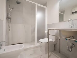 Shower, hair dryer, towels, shampoo