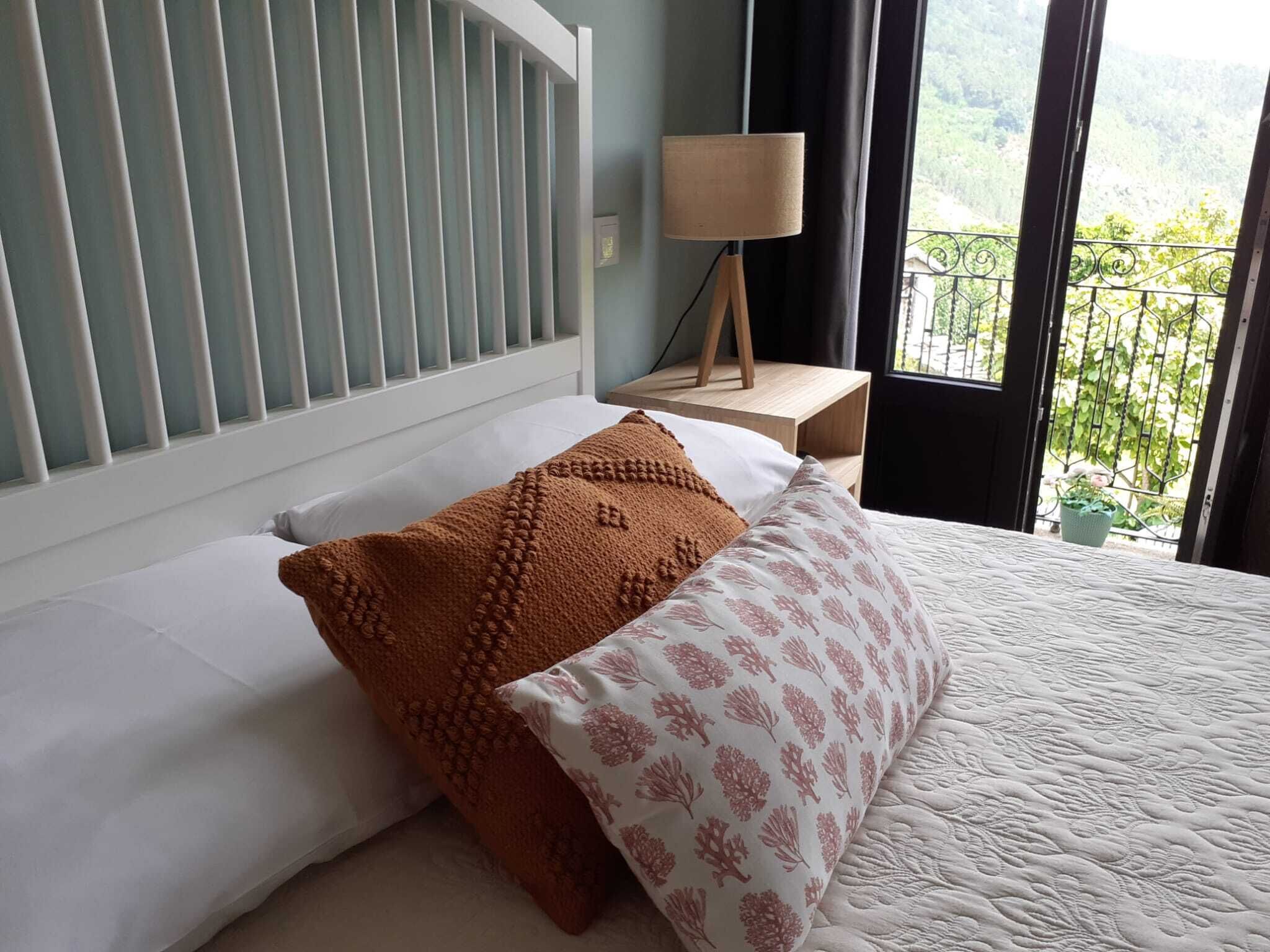 3 chambres, coffres-forts dans les chambres, fer et planche à repasser