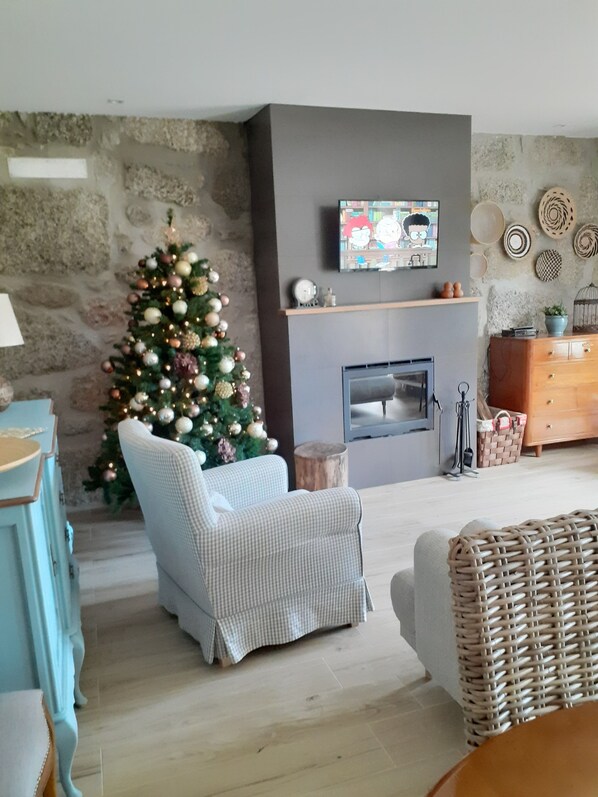 Smart TV, fireplace