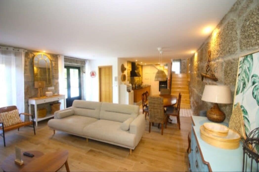 TV connectée, cheminée, livres