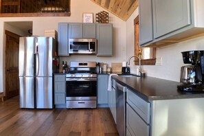 Køleskab, mikrobølgeovn, ovn, kogeplade