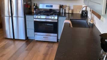 Refrigerador, microondas, horno y parrilla de estufa