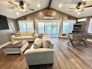 Smart TV, fireplace, video games, foosball - Lakefront, gameroom,Air Conditioner,firepit, kayaks, canoes, frog mat,pedal boat (Barnstead)