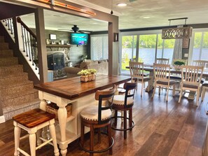Dining - Lakefront, gameroom,Air Conditioner,firepit, kayaks, canoes, frog mat,pedal boat (Barnstead)