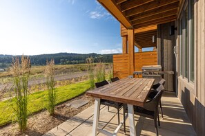 Outdoor dining - Copper John townhome w/private hot tub, close to Town Center - Lone Peak Luxury Escape (Big Sky)
