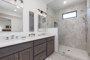 Combined shower/bathtub, hair dryer, towels, shampoo - Copper John townhome w/private hot tub, close to Town Center - Lone Peak Luxury Escape (Big Sky)