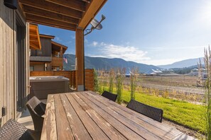Outdoor dining - Copper John townhome w/private hot tub, close to Town Center - Lone Peak Luxury Escape (Big Sky)