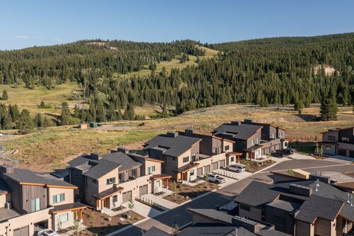 Copper John townhome w/private hot tub, close to Town Center - Lone Peak Luxury Escape