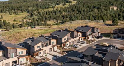 Copper John townhome w/private hot tub, close to Town Center - Lone Peak Luxury Escape