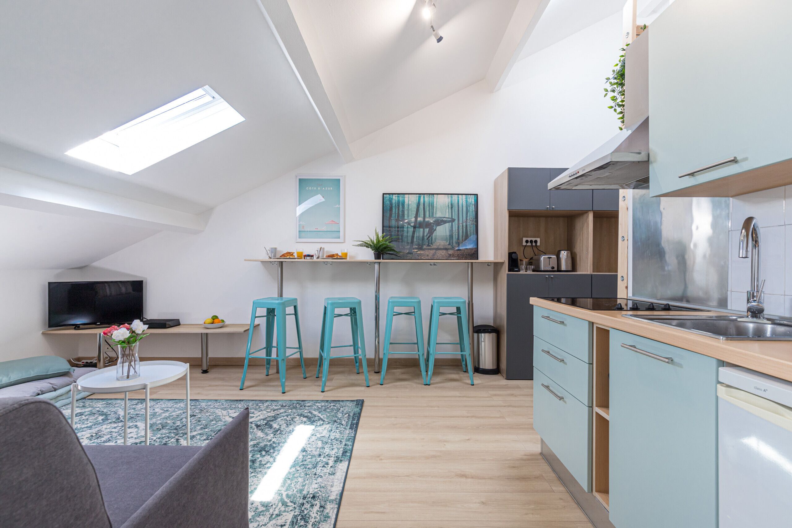 Charming 1 Bedroom apartment renovated - top floor - A/C