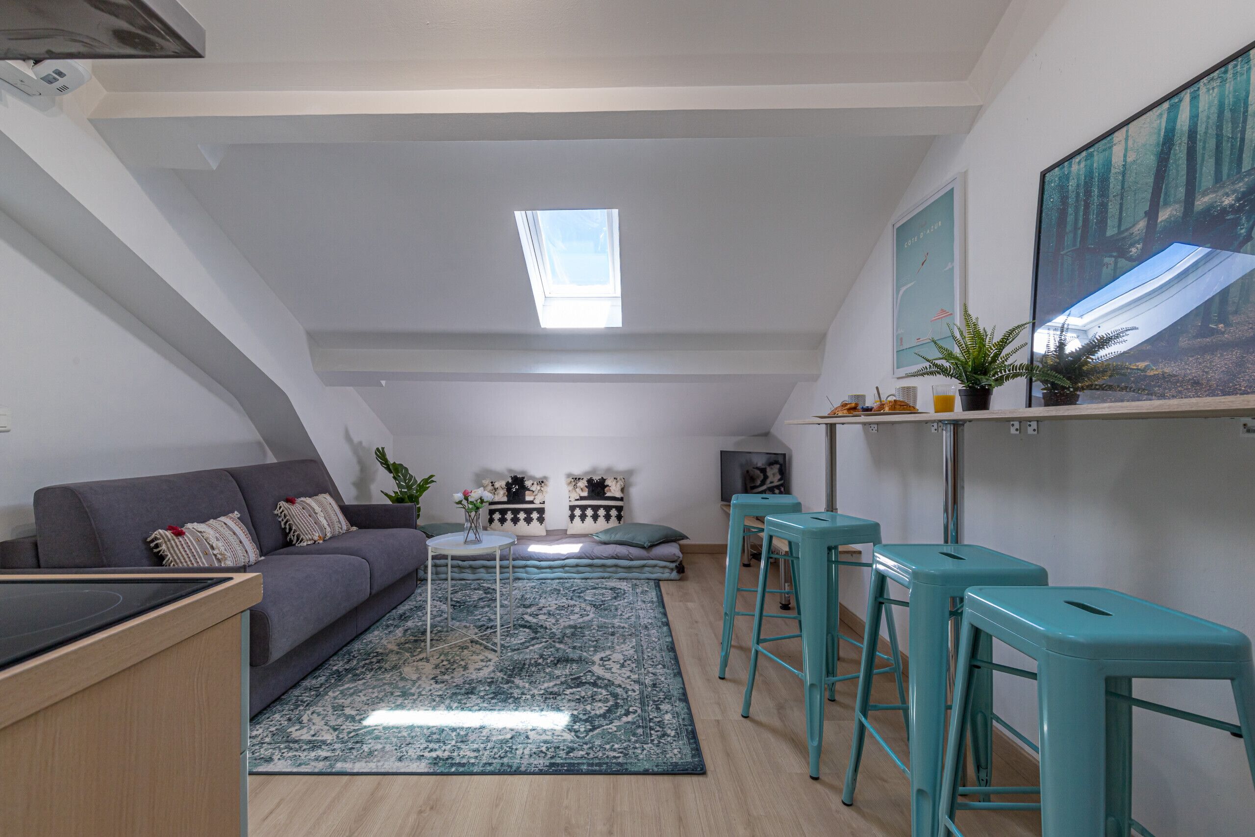 Charming 1 Bedroom apartment renovated - top floor - A/C