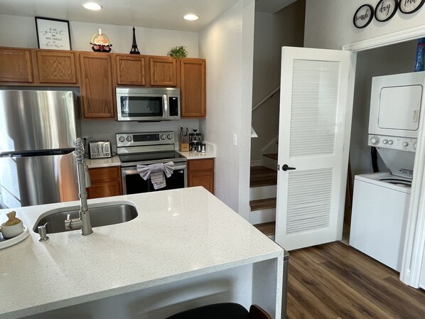 Refrigerador, microondas, horno y parrilla de estufa 