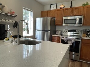 Refrigerador, microondas, horno y parrilla de estufa 