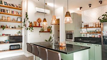 Fridge, oven, stovetop, coffee/tea maker