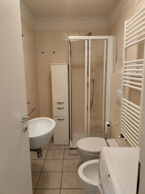 Shower, hair dryer, bidet, towels - Convenient, close to the sea and a hundred cities  (Livorno)