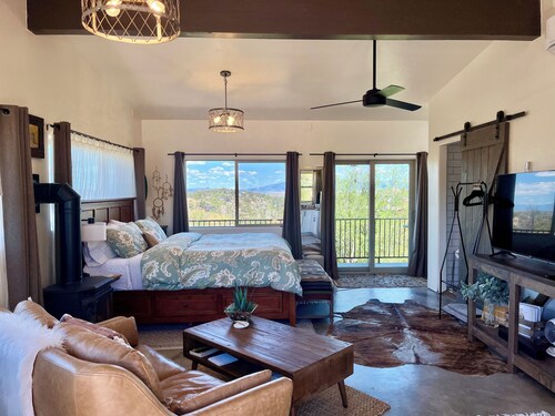 Luxury King, Incredible 360 Views, AC, Balcony, Dogs, 3 miles town trails, lakes