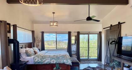 Luxury King, Incredible 360 Views, AC, Balcony, Dogs, 3 miles town trails, lakes