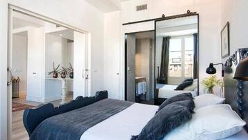 1 slaapkamer, een strijkplank/strijkijzer, internet, beddengoed