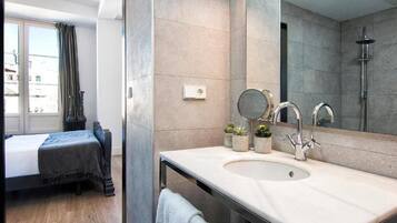 Een douche, een haardroger, handdoeken