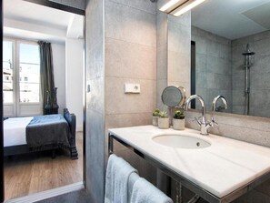 Douche, sèche-cheveux, serviettes fournies, shampoing