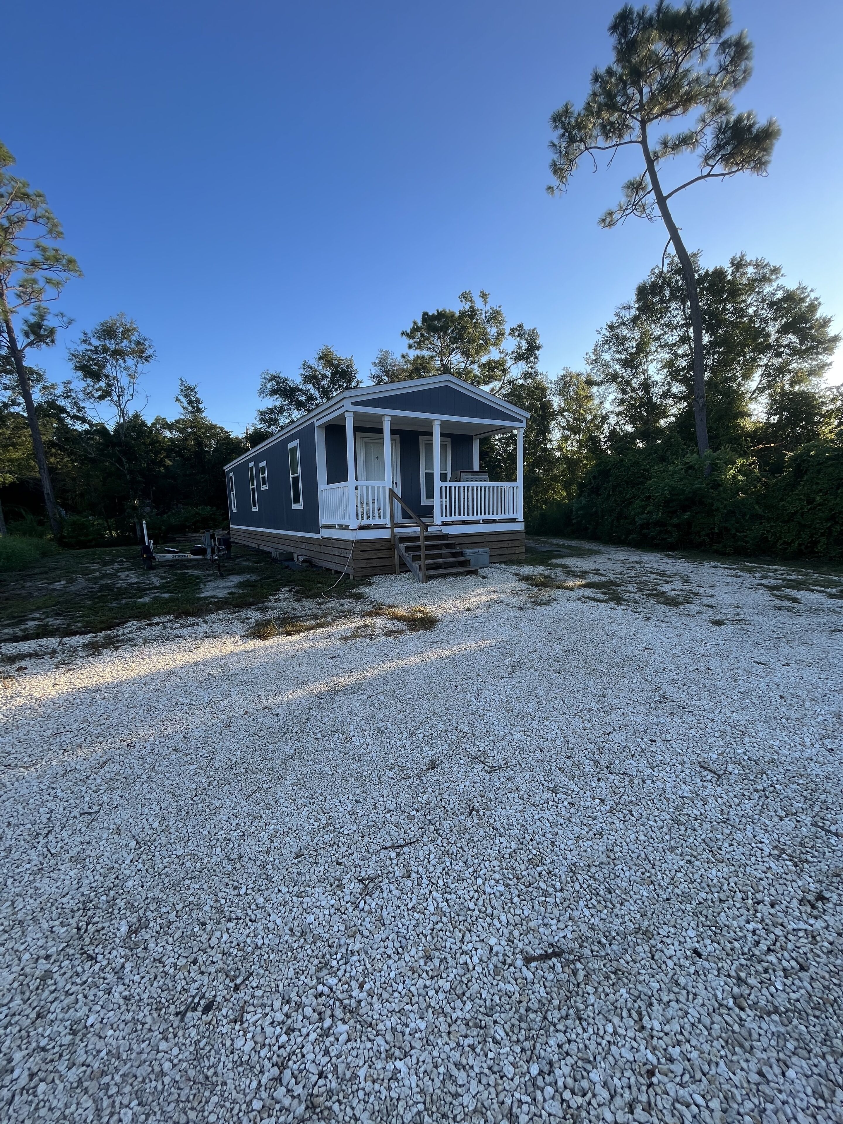 Waterfront cottage with slip & 10k lift on canal that leads to Soliders Creek
