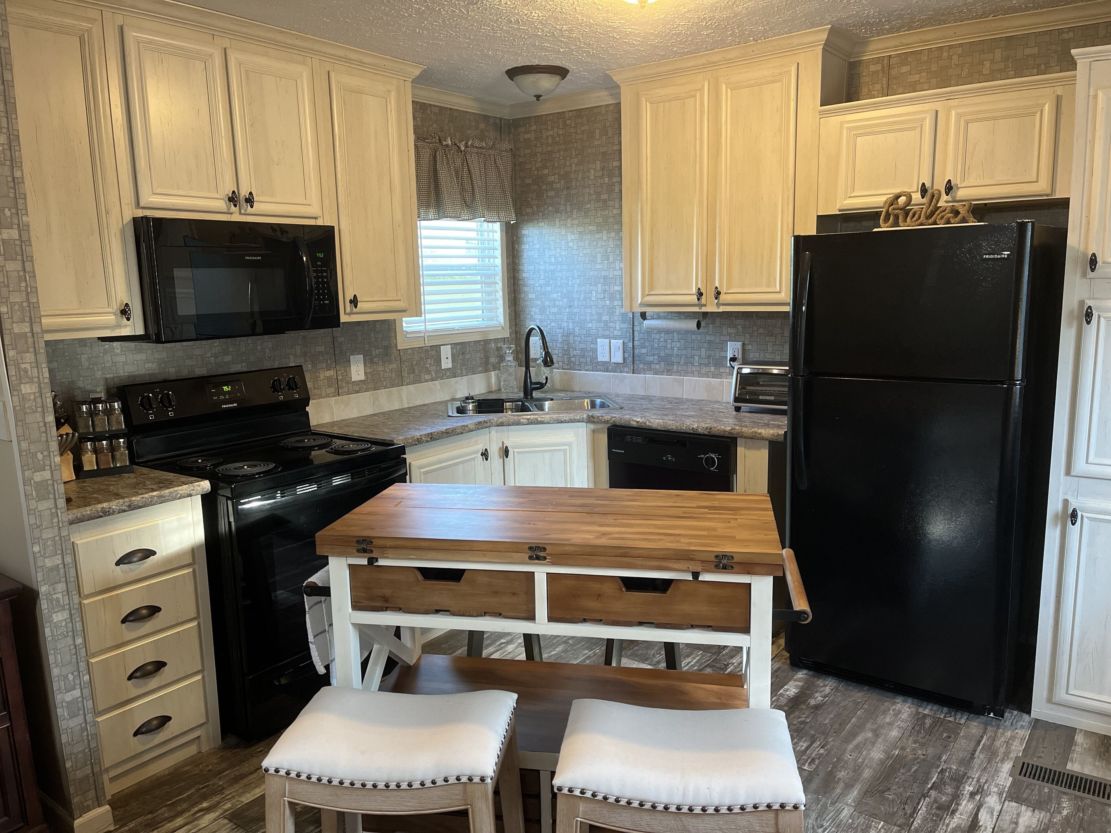 Waterfront cottage with slip & 10k lift on canal that leads to Soliders Creek