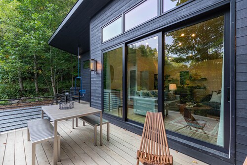 Little Bear Escape: Luxe Custom Tiny House | Hot Tub | Between Boone & Banner Elk | Dogs OK!