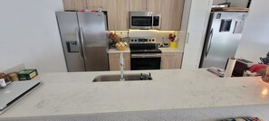 Kjøleskap, mikrobølgeovn, ovn og kokeplater
