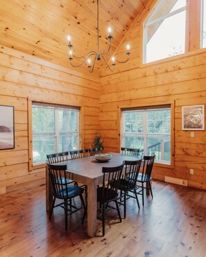 Dining - Boutique All Wood Cottage in the Woods (Lanark)