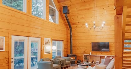 Boutique All Wood Cottage in the Woods