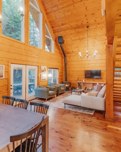 Boutique All Wood Cottage in the Woods