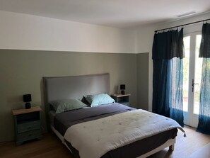 9 Schlafzimmer, Schreibtisch, Bügeleisen/Bügelbrett, Reisekinderbett