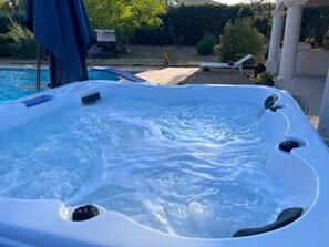 Outdoor spa tub - Villa Climatisée Avec Piscine Chauffée à Fayence (Fayence)