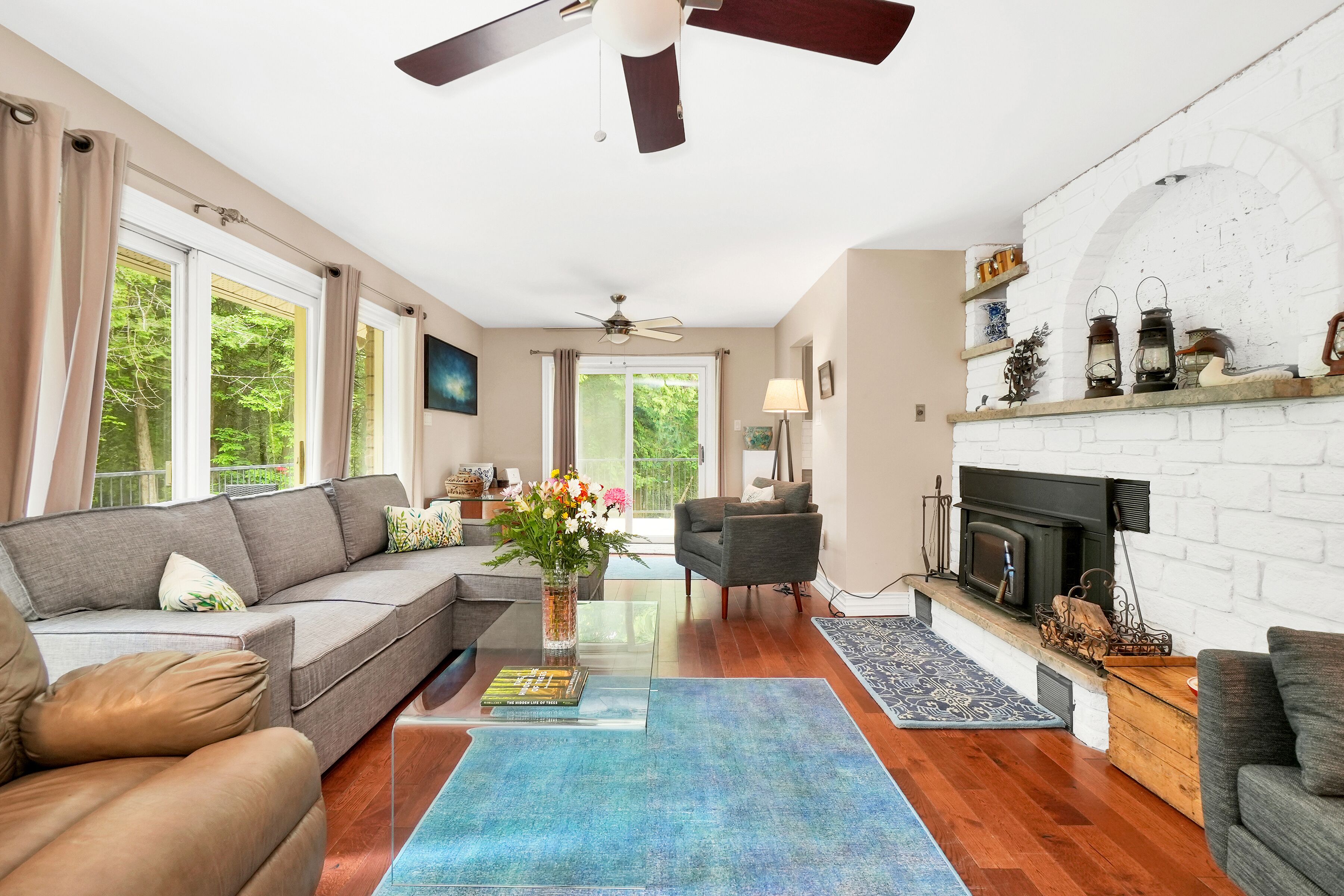 Secluded modern house, 5 forested acres, running stream, hot tub, game room