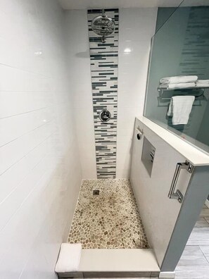 Secador de cabelo, toalhas de banho